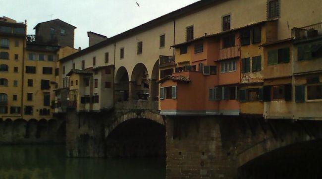 明日、天気が良くないかも知れなそうだったので、ミケランジェロ広場に行くことにしました。途中、ポンテベッキオのそばを通って行きます。橋から建物がせりだしてて面白い。