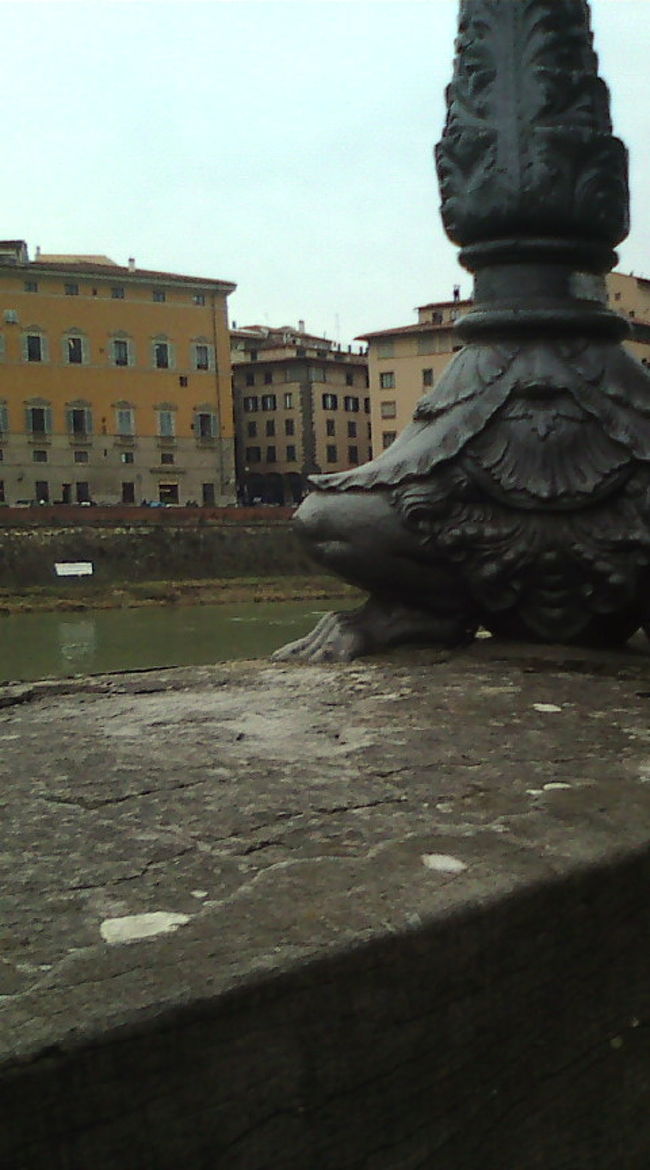 街頭の足なんですけど、なにをモチーフにしてるのだろう？カエル？？