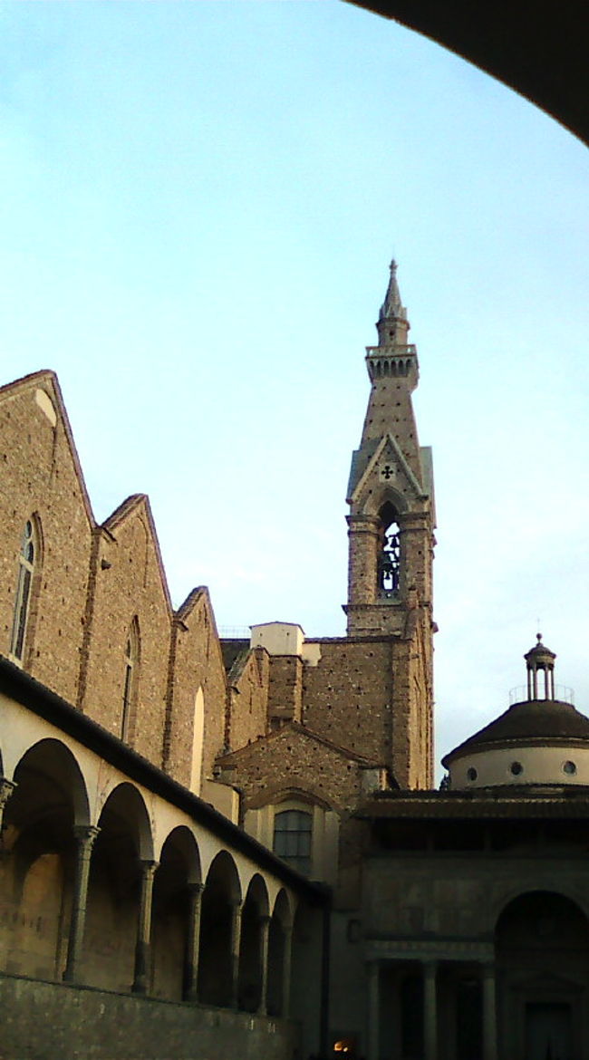 正面以外は建物はこんな色調。川岸から見えたのはあの塔ですね。<br />塔の屋根の先の下がちょっと四角くなってますよね。あそこまで螺旋階段で上っていけるんですって！<br />ひぇ〜高所恐怖症の私には考えただけで無理！