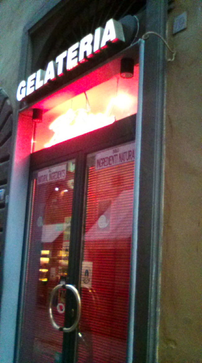 ペルケ・ノ！さん。これは閉まっているときの姿です。前の日に食べに行って美味しかったので、来てみたら閉まっていた。夏は無休だけど、冬は火曜日お休みでーす。<br />ちなみに、前の日食べたのは、ピスタッキオとリモーネ。組み合わせ方は良くなかったけど、どちらもウマ〜！でした。リモーネおすすめ！