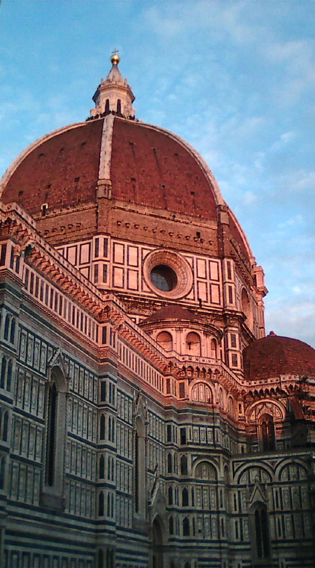 ちょうど夕暮れ時、半身ピンクに染まるドゥオーモ。