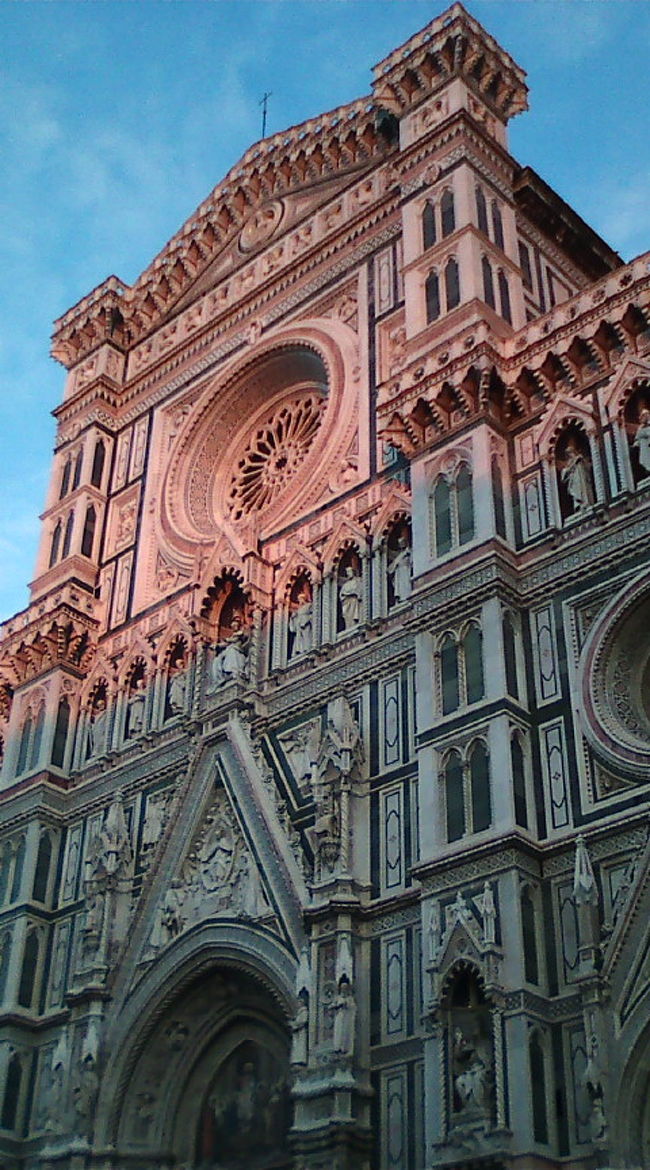 空の青とピンクがとても素敵