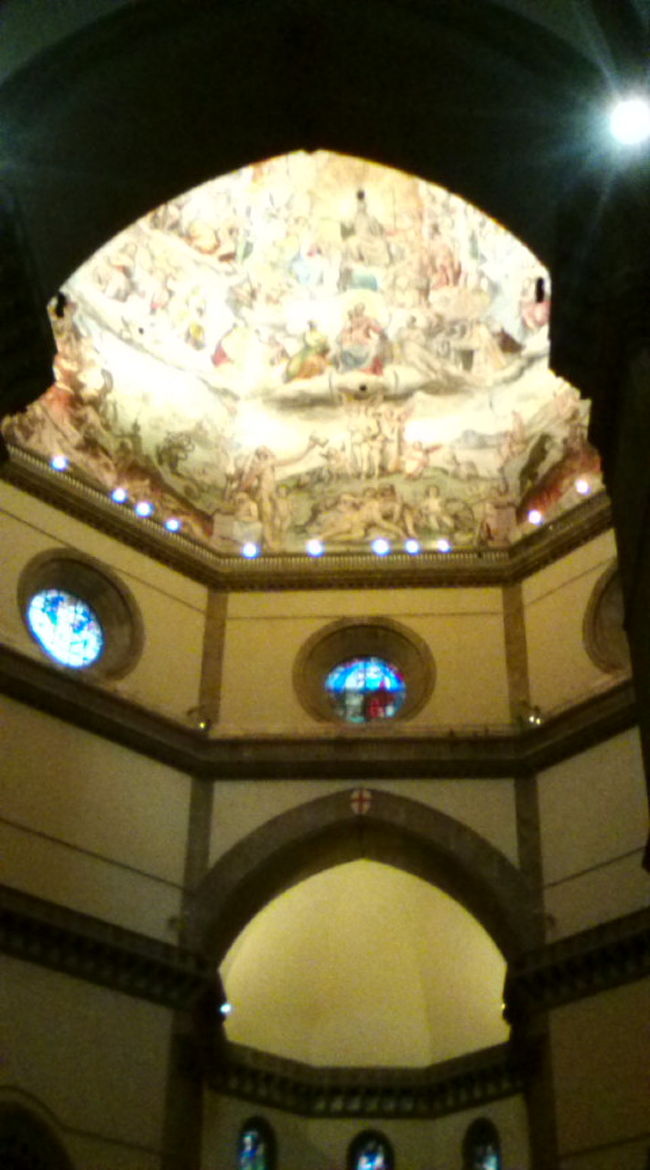 ついでに中に入って見ました。結構人がいるなーと思っていたら、教会の人に放送で<br />「シー！！シー！！　ビークワイエット！！」とみんな怒られました。<br />