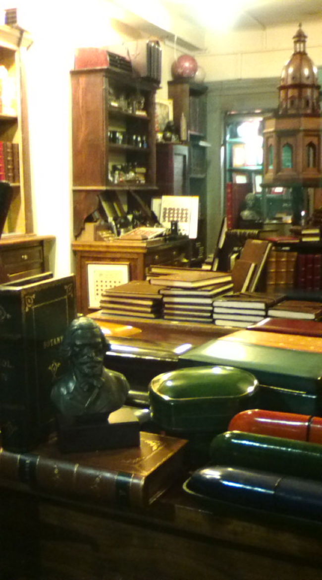 途中で見た革細工屋さん。雰囲気あるわね〜