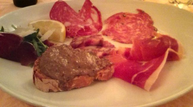 一番客だったからか、３日間探し抜いた私の思いが通じたか、日本人のオーナーさんに料理のオススメを聞くことができ、超ラッキー。<br />あと、「今日が最終日なんで！！」という私の思いを組んでくれ、少量ずつで何品も食べさせてくれることにしてもらいました。涙ちょちょぎれる〜〜<br />これは、私の食べたかったクロスティーニとハムの盛り合わせ。真ん中のハーブの香りのするベーコンも超うまい。いやみんなうまい。クロステーニはレバーがほんのりあたたかくてやわらかーいおいしい味でした^^