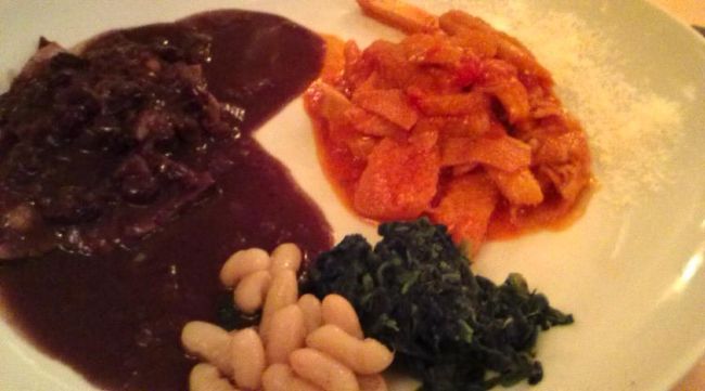 そしてメイン。２品乗っけてもらう、っていう…　ほんとスイマセン。<br />オーナーおすすめのトリッパと、赤ワインの煮込み。<br />トリッパはどこでも食べれるしな〜と思ったのですが、やっぱりおすすめなだけあります。赤ワインのもおいしかった〜　ボーノボーノ！