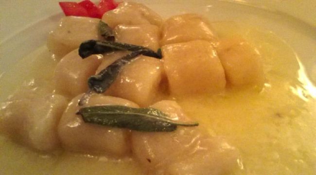 オーナーさんおすすめのニョッキ。やさしい味。ほわわわ〜とします。味はホワイトクリームのチーズ風味…だったかな。これ半人前だと思います。