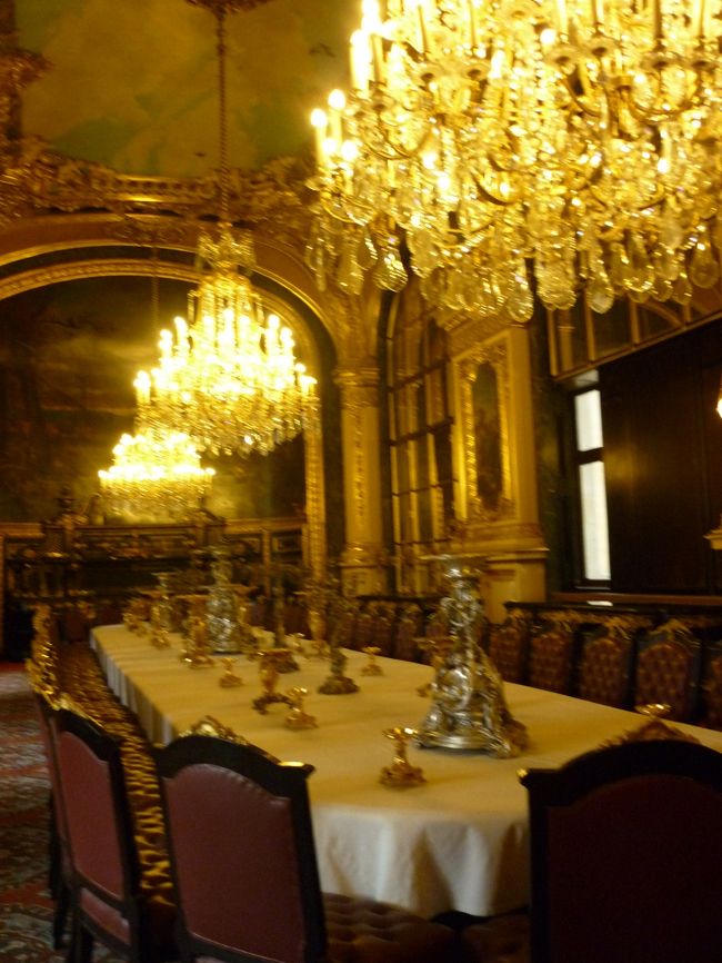 ルーブル美術館は以前大蔵省として<br />しようされていたそうです。<br />ベルサイユに匹敵するほど豪華でした。<br />こんなとこで仕事できんの〜