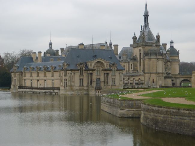 シャンティティ城<br />向かいには、有名な競馬場があります