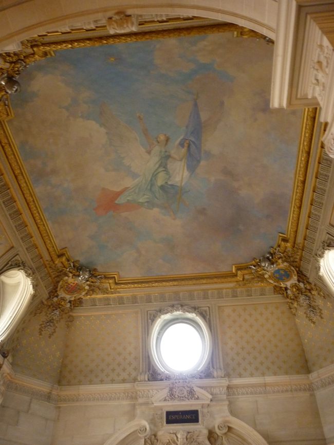 場内はコンデ博物館となっており、<br />第二のルーブルともよばれているそうです。<br />さまざまな美術品がいたるところに展示してあります