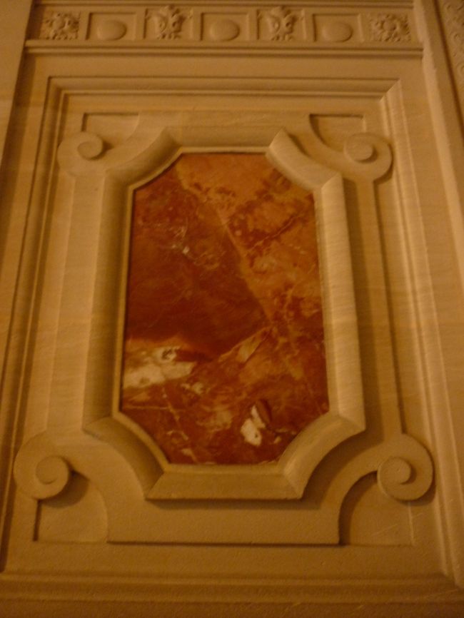 この大理石、犬の横顔にみえませんか？？<br />城主は狩り・絵・蔵書などの美術品を収集していたそうです<br />