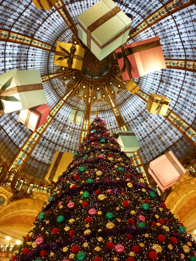 ギャラリーラファイエット<br />大勢のお客さんでごった返していました。<br />主要ブランドは中国人がいっぱいで<br />人数制限がかけられていました。<br />買い物するには時間がたっぷりないと無理かなー。<br />免税手続きをしてくれるので<br />ブランドやお土産をまとめ買いするとお得です。<br />上の階にフランス土産もたくさん置いてありました