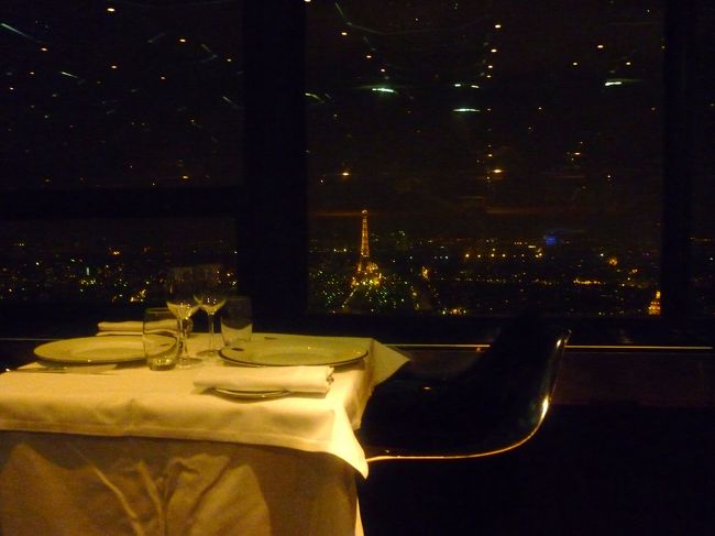 おしゃれしてモンパルナスタワー最上階にある<br />ルシエルドパリにディナーに行ってきました。<br />入口が分からずタワーを一周してしまいました<br />展望台と同じ入口で<br />ルシエルドパリに予約していると切符売場で言えばOK<br />専用のエレベーターがあります。<br /><br /><br />窓際は一か月前から予約しないといけないようですが<br />窓に近い良い席に案内してもらえました。<br /><br />マイバス社で８０ユーロのミールクーポンがありますが<br />普通に行ったら５５ユーロでムニュがあります。<br /><br /><br />