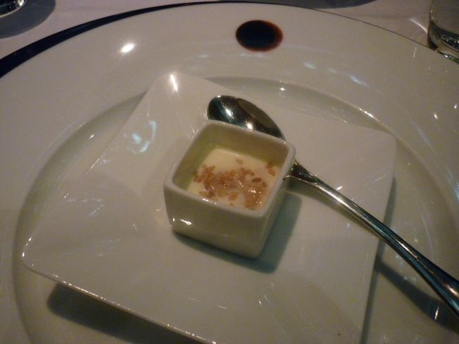 まずはアミューズ<br />白アスパラの冷製スープ