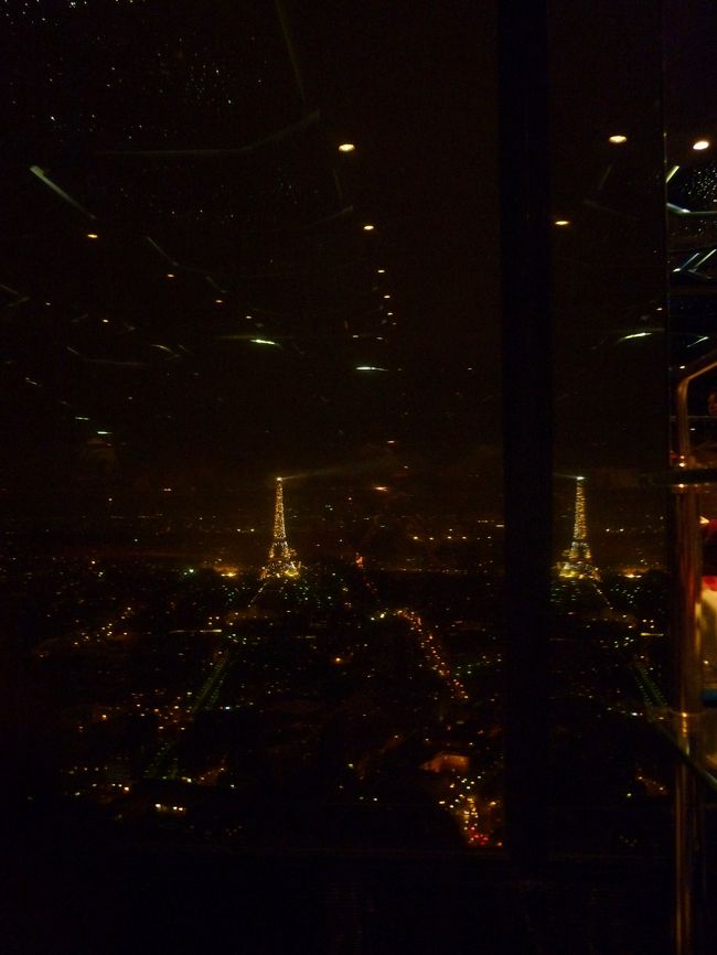 鏡に映った双子エッフェル塔<br /><br />ため息ものの夜景を堪能できて満足です！<br /><br />