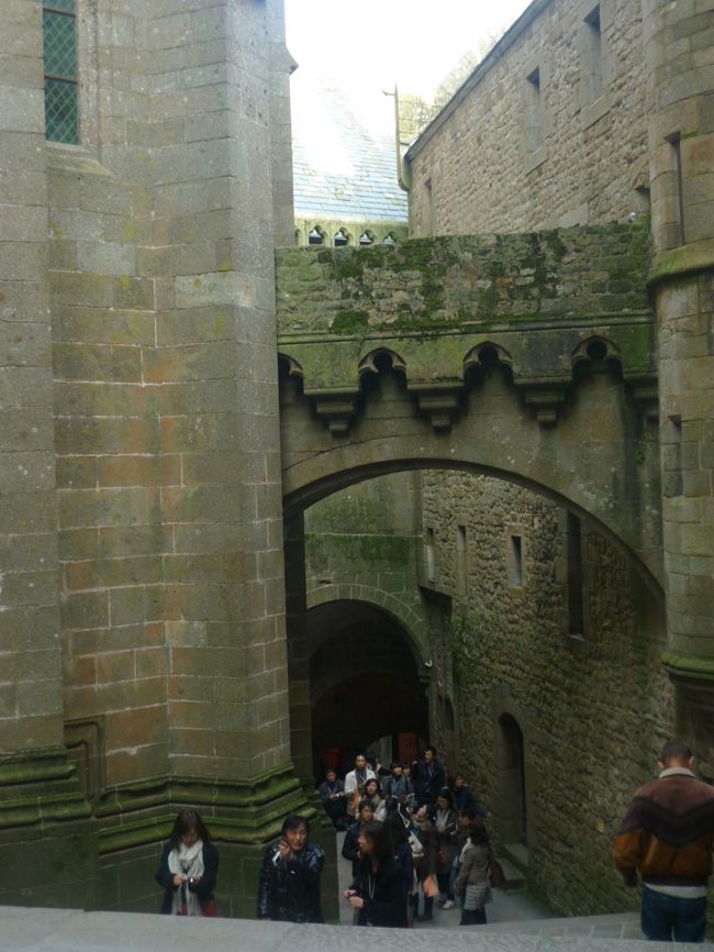 修道院の入り口まで階段が続きます