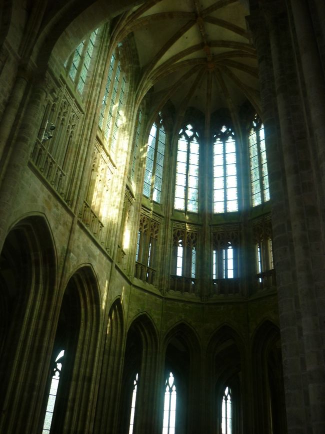 礼拝堂<br />薄い緑のステンドグラスからの光が<br />室内を淡いグリーンに染めてます