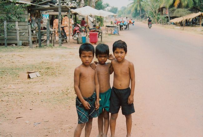 ベンメリアへの途中。<br /><br />カメラを構えれば、みんなポーズをとってくれる