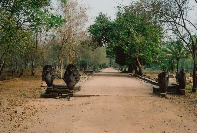入り口<br /><br />シェムリアップにある遺跡とは違って人も少なく、凄く静か。