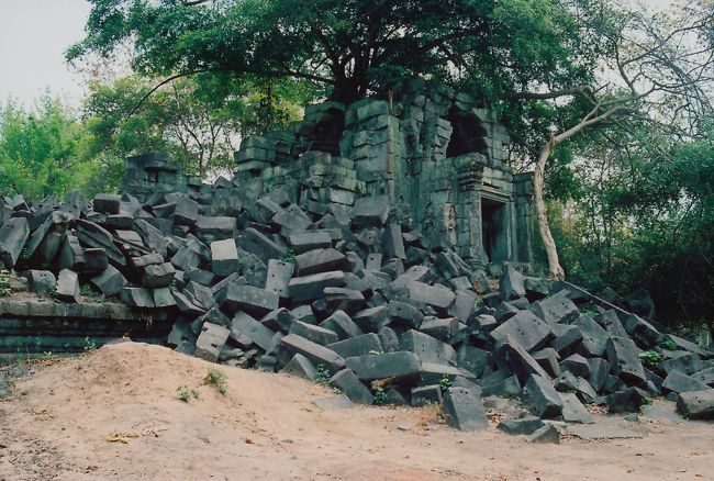周りをぐるっと、回りながら入り口を探すが入れそうはところがない。。。。