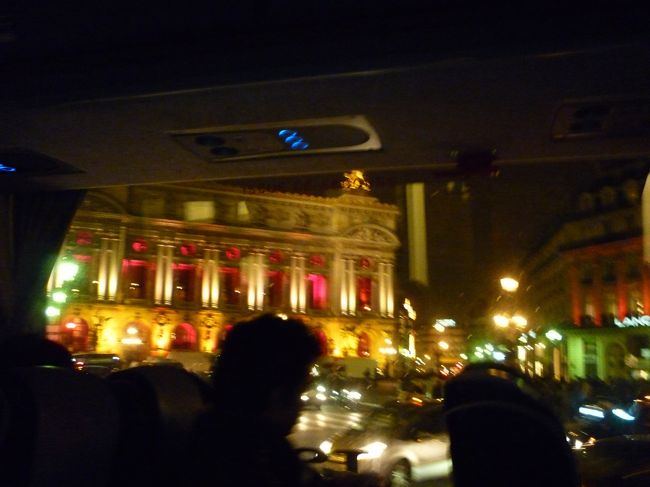 オペラ座<br />この日だけ特別な色のイルミネーションだったようです<br /><br />今日もまたモノプリに立ち寄り、パリ最後の夜が終了です