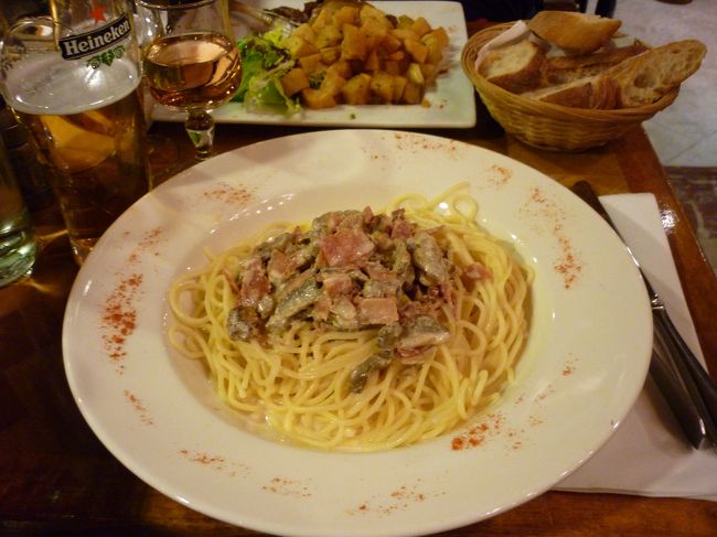 クリームスパゲティ<br /><br />フランスのスパゲティはものすごく柔らかいと<br />聞いていましたが、その通りでした。<br />パスタは避けた方がいいですよ！！<br /><br />ここは日本語メニューがあるし、メニューもかなり豊富です<br />が、席を立つときにチップが少ないとまくしたてられ<br />お金を突っ返されました。<br />添乗員さんにそのことを話すと<br />日本人は言えばいくらでも出すからだろうとのこと。<br />日本語メニューがある所も要注意です。