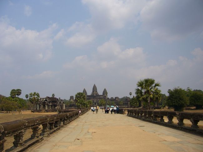 ゲストハウスに帰ってきて、休憩後もう明日帰るのでもう一回アンコールワットに行く。