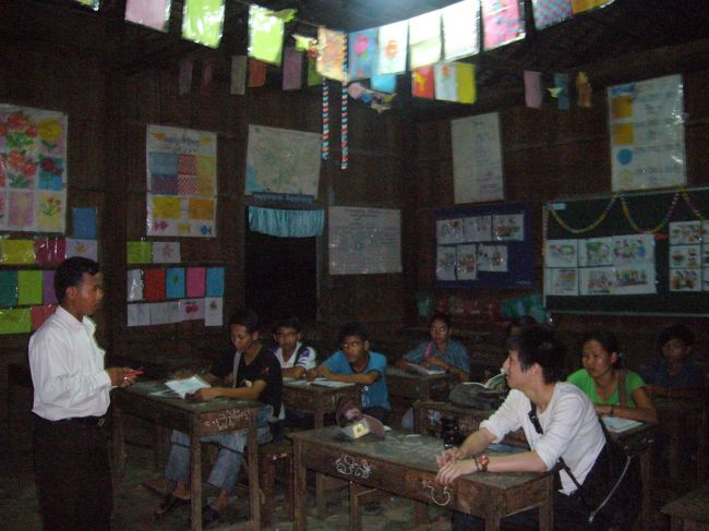 一緒に授業参加してたーーーーーー<br /><br />なんか教室に電気も無くて、机も穴だらけ。。。<br />勉強したい子は多いのにできない環境って。。。