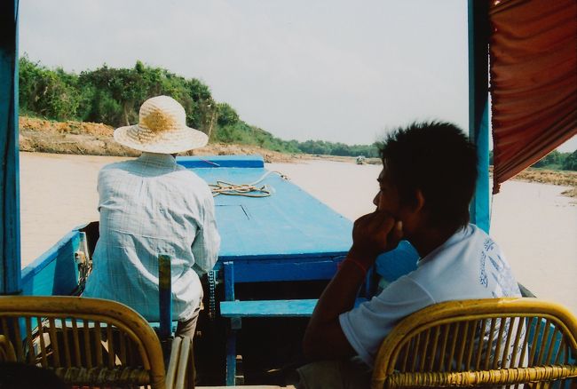 朝からトゥクトゥクでトンレサップ湖へ。<br />（トンレサップ湖までの道のり、強烈な匂いと強烈なでこぼこ道なので、タクシーがおすすめ）<br /><br /><br /><br />このポンコツクルーザーで。