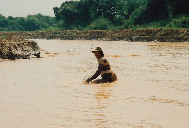 魚捕ってるーーーーーーーーーーーーーーーーー<br /><br />水汚いーーーーーーーーーーーーーーーーーーー<br />