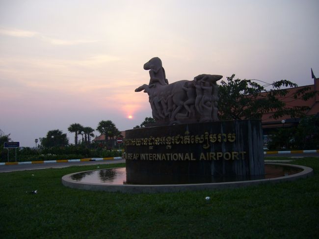 トンレサップクルージング？後、マーケットとかアンコールクッキーに行きお土産を購入後シェムリアップ空港へ。