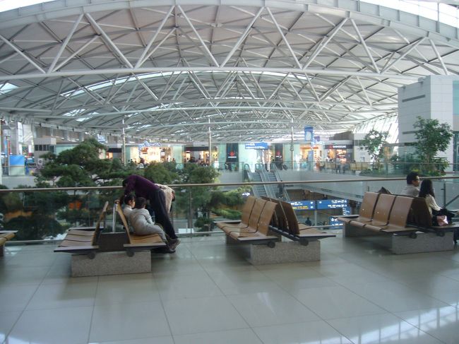 友達が迎えにきてくれて、一緒にエアポートバスでホンデへ<br /><br /><br /><br /><br />ICN空港滞在30分ぐらいだったので、アジアのハブをもうちょっと味わいたかった。
