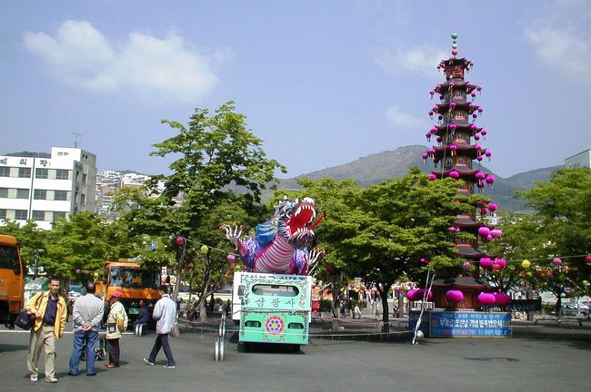 ②釜山(プサン)広域市：352万人：写真は釜山駅前の花祭の飾りです。<br />釜山は韓国第二の都市です。福岡や下関からフェリーで渡ることも出来、日本に一番近い、馴染の深い都市です。<br /><br />＊韓国紀行10：釜山<br />http://4travel.jp/traveler/tabitonokumasan/album/10151924/<br /><br />＊韓国紀行9：釜山<br />http://4travel.jp/traveler/tabitonokumasan/album/10253893/<br /><br />＊韓国紀行8：釜山<br />http://4travel.jp/traveler/tabitonokumasan/album/10150545/<br /><br />＊韓国紀行7：釜山<br />http://4travel.jp/traveler/tabitonokumasan/album/10150650/<br /><br />＊韓国紀行5：釜山<br />http://4travel.jp/traveler/tabitonokumasan/album/10152378/<br /><br />＊韓国紀行4：釜山<br />http://4travel.jp/traveler/tabitonokumasan/album/10152358/<br /><br />＊韓国紀行2：釜山<br />http://4travel.jp/traveler/tabitonokumasan/album/10152285/<br /><br />＊韓国紀行1：釜山<br />http://4travel.jp/traveler/tabitonokumasan/album/10152206/<br /><br />