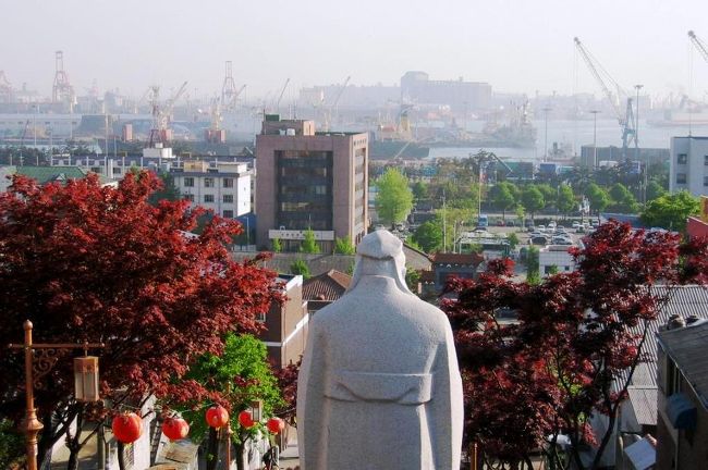 ③仁川(インチョン)広域市：253万人：写真は仁川港を見下ろす、立津公園です。公園には、マッカーサー像もあります。<br /><br />＊韓国紀行16：仁川<br />http://4travel.jp/traveler/tabitonokumasan/album/10150002/<br /><br />＊韓国紀行15：仁川<br />http://4travel.jp/traveler/tabitonokumasan/album/10149709/<br /><br />＊韓国紀行12：仁川<br />http://4travel.jp/traveler/tabitonokumasan/album/10247252/<br /><br />＊韓国紀行4：仁川<br />http://4travel.jp/traveler/tabitonokumasan/album/10152335/<br /><br />