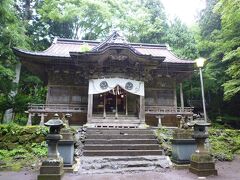 「十和田神社」です・・・境内の奥に「占場」と言うパワースポットがあるのですが、雨で足元が悪いので「占場」に向かうには中止にしました。
観光船に乗ると連れて行ってくれるみたいですよ(^O^)


