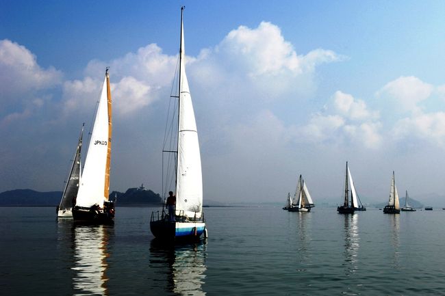 ⑬安山(アンサン)市：68万人：写真は安山ヌエ島とヨットの光景です。京畿道の西部に位置する都市です。古くは高句麗の領域でしたが、高麗時代に安山県となりました。1995年には、島である甕津(オンジン)郡の大阜(テブ)面が編入されました。通過したことはありますが、滞在したことはありません。