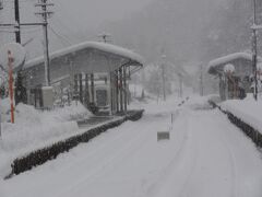 雪に埋もれた駅舎が見えてきた、