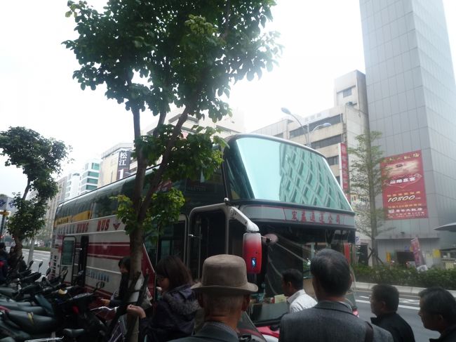 九分はこちらのツアーで♪<br /><br />↓↓<br /><br />http://www.alan1.net/jp/asia/taiwan/<br /><br />今回の旅は母親の希望でツアー満載です。<br /><br />いつもの旅ならツアーはあまり利用しないのですが<br />母親が一緒なので母親の希望第一です＾＾<br /><br />ガイドさんがいろいろと教えてくれるツアーもなかなかですね〜＾＾<br />