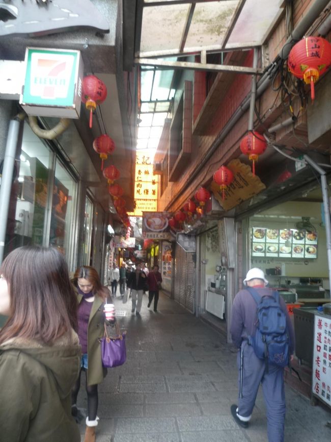 バスで山道をクネクネ〜。<br />そして九分ﾍ到着。<br /><br />小さな路地にたくさんのお店が並んでいます。