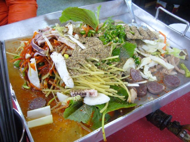 これがそのスンデポック。調理中<br /><br />スンデとは豚の腸に、豚の血や春雨等を詰めて蒸したモノで、コリアンソーセージ”とも呼ばれています