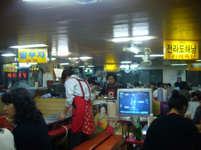 スンデばっかり売っているビルの何階？かのフロア。<br /><br /><br />１フロア全部スンデを売っている店で、やっぱり店によって味が違うとか