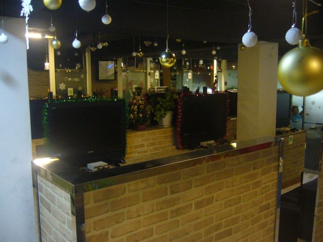 その後友達と別れて、別の友達と会うことに。<br /><br />高麗大学の駅で近くで待ち合わせして、タクシーでミアリテキサスへ。<br /><br />かなり凄い世界だった。<br />というより客引きの強引さが凄かった。<br />日本人の僕より、韓国人の友達の方が引いてた<br /><br /><br />友達『韓国人として恥ずかしい。。。。』<br /><br />まあ世界中売春街はあるので、別にどうも思わなかったけど、かなり裏の世界を見た気がした。<br /><br /><br /><br />その後プレステ店へ。<br /><br />プレステがありそのままゲームができる店。