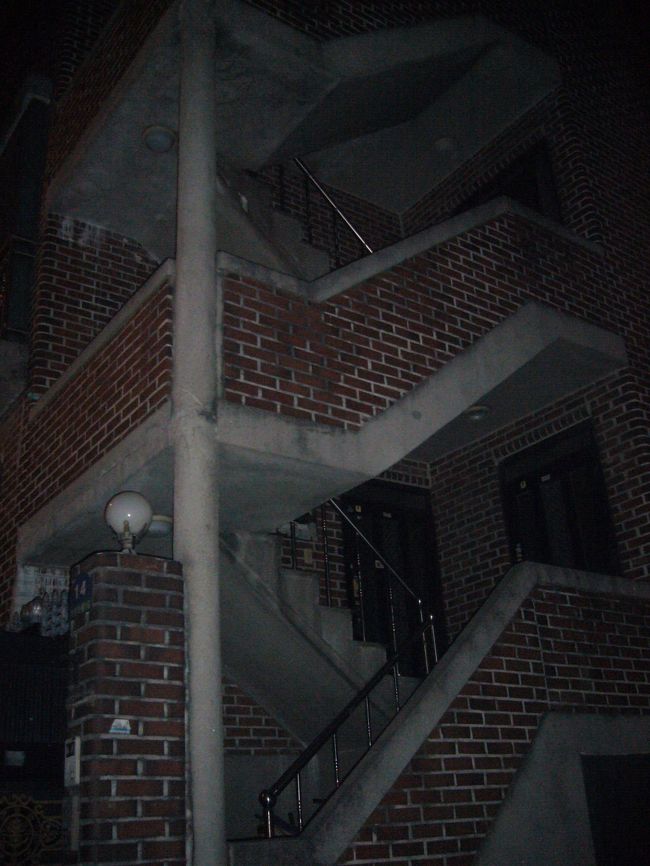 その後友達の家に行くことに。<br />アパートの屋上にプレハブの部屋があって、それが、彼の家らしい。<br /><br />かなり基地みたいでうらやましかった。