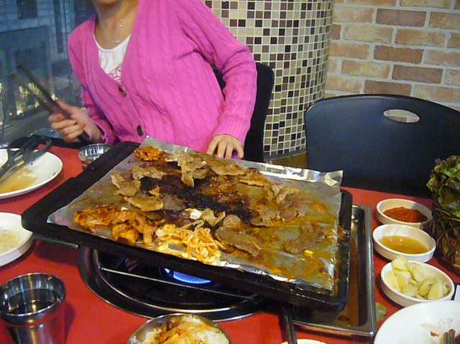 夜は格安焼き肉。<br />味は安っぽかったけど、満足