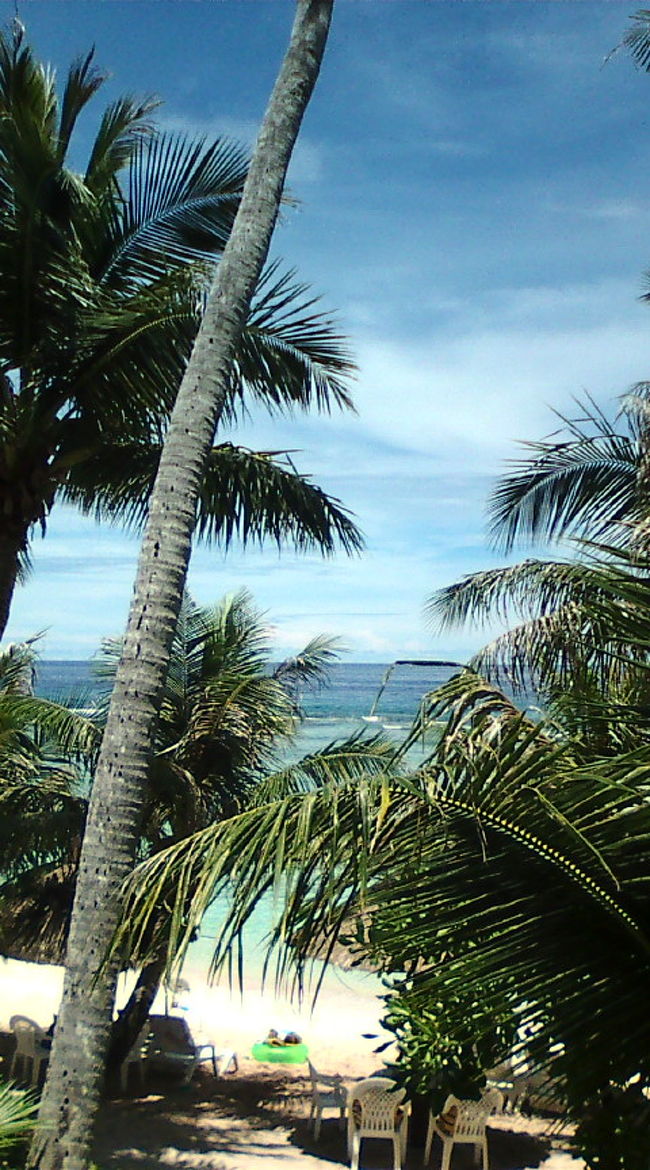 　ピックアップでバスにゆられ、どこまで行くんだよ〜と不安でしたが、着いてみるとそこは絵に書いたようなロケーション！！<br />　初グアムの私たちはテンション上がりまくりました。<br />　食事をとる場所から海を撮っただけで絵になるわ〜。　<br />　ちなみにカヤックやシュノーケルグッズなど借りられ気軽に遊べます^^　　ビーチもきれいでした。