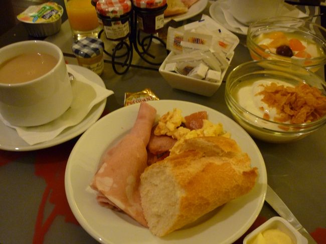 一日目<br /><br />羽田〜パリは微妙な時間にスープとパン・蒸しパンの２食<br />昼ごはんはブランチ気分で宿泊先のマルトオペラで<br />モーニングビュッフェを。<br />パン５種・スクランブルエッグ・ウインナー・ベーコン<br />シリアル３種・チーズ２種・ハム３種・フルーツ・ヨーグルトと<br />なかなかの品揃えでした。<br />ヨーグルトがすごくおいしかった。<br /><br />おやつ<br />ベルリヨンでアイス　バニラとチョコ<br />ソルベ系もおいしそうだったな〜<br />名前忘れたけど有名なチョコレート屋さんで<br />エクレア　ホワイトチョコ×カフェクリーム<br />　　　　　チョコ×カスタード<br />　　　　　　　　　