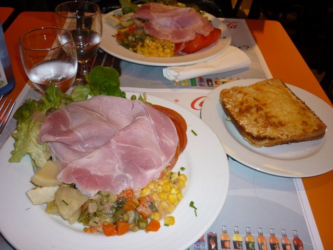 ３日目朝<br />朝食ビュッフェ<br /><br />おやつ　<br />ルーブル内の売店でプリンパイとコーラ<br />ペットボトルのコーラは高かったＴＴ<br /><br />お昼<br />クロックムッシュとサラダ