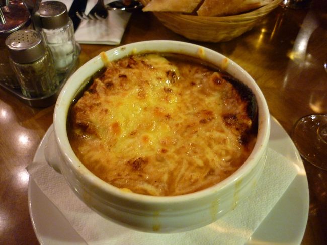 ３日目夜<br />ロイヤルオペラカフェ<br />オニオングラタンスープ<br />