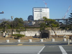 大垣、米原と乗り継いで姫路に着ました。
列車の遅れで米原での接続ができず、次の列車まで時間ができたので姫路城見学です。ところが！メンテ中のようで本丸がすっぽり覆われていました。

大天主保存修理中だったのですね⇒http://www.city.himeji.lg.jp/index2.html