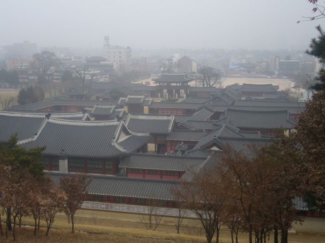 ちょっとした山を登って、遠くから華城行宮を見てみる